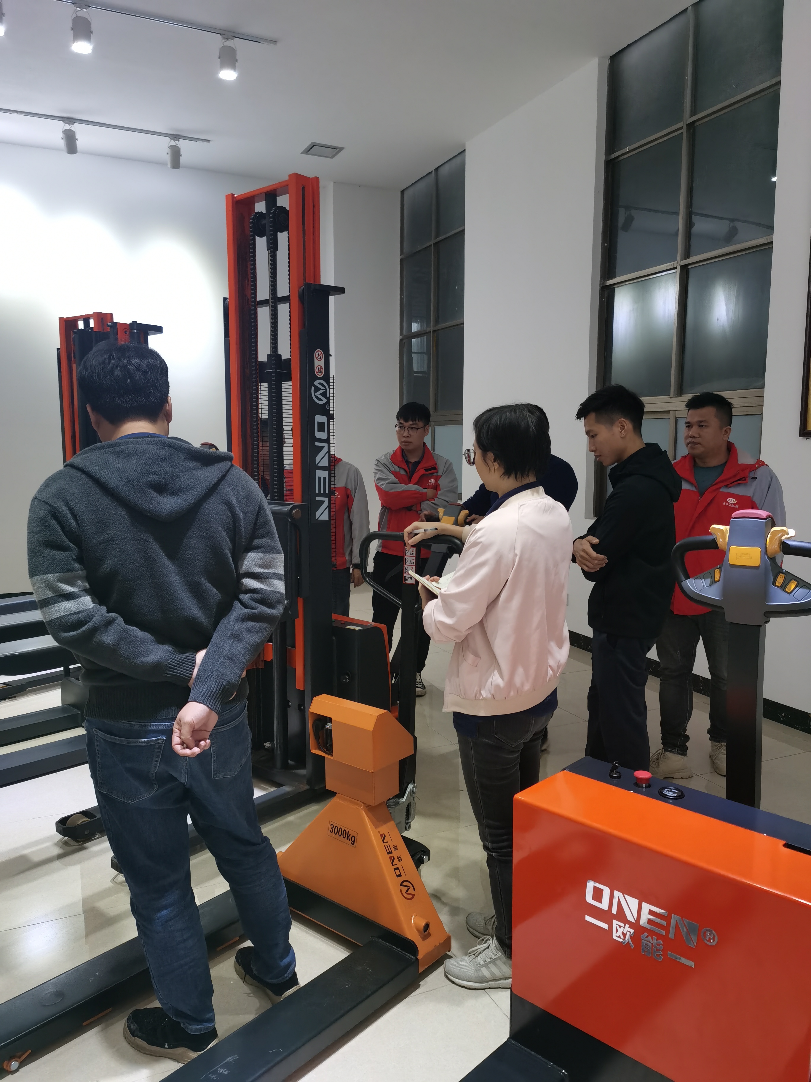 热烈欢迎欧能销售精英回厂参会学习